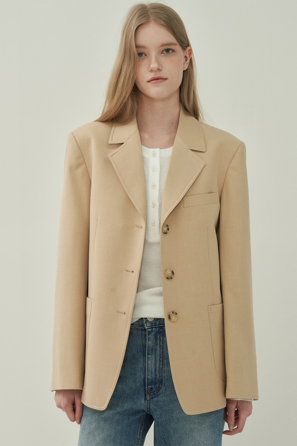 프렌치 클래식 재킷 - Light Beige는 여성스러운 실루엣을 강조하는 레귤러핏 테일러드 재킷입니다. 부드러운 울 소재로 제작되어 얇지만 포근한 착용감을 선사하며, 봄, 가을에 착용하기 좋습니다. 싱글 버튼 여밈 방식과 칼라, 포켓 디테일이 클래식한 무드를 더합니다. 크롭 기장으로 세련된 스타일을 연출하며, 오피스룩, 출근룩, 모임룩 등 다양한 TPO에 활용 가능합니다. 미니멀하면서도 시크한 스타일을 완성해보세요.
