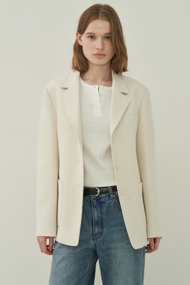 아이보리 컬러의 프렌치 트위드 재킷입니다. 여성 의류로, 봄과 가을에 착용하기 좋습니다. 클래식하고 엘레강스한 스타일을 연출하며, 레귤러 핏과 싱글 버튼 여밈으로 세련된 실루엣을 강조합니다. 두꺼운 트위드 소재로 제작되어 뻣뻣한 촉감을 주며, 오피스룩, 모임룩, 데이트룩 등 다양한 TPO에 활용 가능합니다. 미니멀하면서도 클래식한 스타일을 선호하는 분들께 추천합니다.
