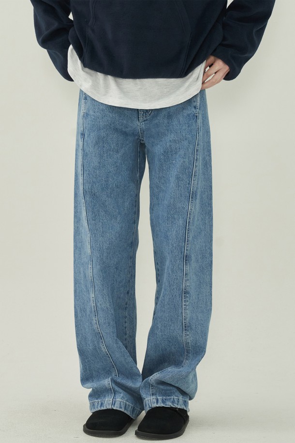 노멀 사이드 라인 데님 - Light Blue는 캐주얼과 미니멀 스타일을 모두 아우르는 데님 팬츠입니다. 밝은 Light Blue 컬러에 무지 패턴으로 어떤 상의와도 쉽게 매치할 수 있습니다. 봄, 여름, 가을에 적합하며, 뻣뻣한 촉감의 데님 소재로 제작되었습니다. 루즈핏 와이드 실루엣에 사이드 라인 디테일이 더해져 트렌디한 무드를 연출합니다. 일상에서 편안하게 착용하기 좋은 아이템입니다.
