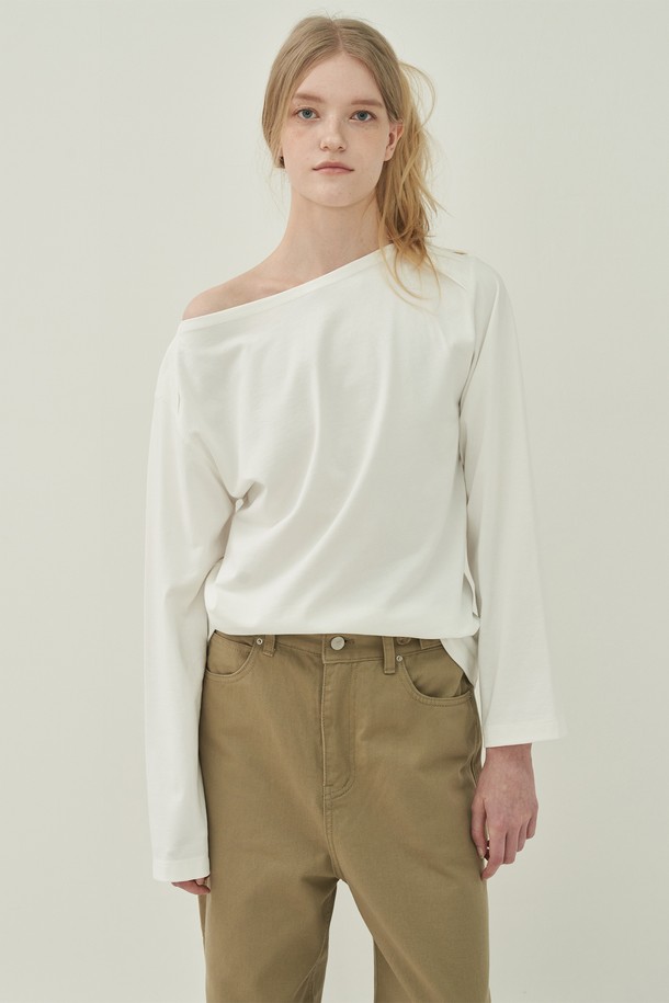 보트넥 오프숄더 티셔츠 - White는 부드러운 면 소재로 제작되어 얇고 시원한 착용감을 선사합니다. 베이직하고 캐주얼한 무드로, 데이트룩이나 모임룩 등 다양한 TPO에 활용하기 좋습니다. 레귤러핏에 긴 소매 기장으로, 봄, 여름 시즌에 편안하게 즐겨 입을 수 있습니다. 보트넥과 오프숄더 디자인으로 여성스러움을 강조하며, 미니멀, 캐주얼, 로맨틱 스타일을 연출하기 좋습니다. 무지 디자인의 화이트 색상으로 어떤 하의와도 쉽게 매치하여 스타일리시한 룩을 완성할 수 있습니다.
