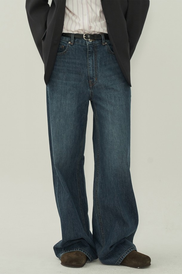 다크블루 색상의 빈티지 롤업 와이드 데님 팬츠입니다. 남성용으로, 봄, 가을에 착용하기 좋은 두께감의 데님 소재입니다. 뻣뻣한 촉감과 루즈핏으로 캐주얼하고 빈티지한 스타일을 연출합니다. 롤업 디테일이 돋보이며, 출근룩, 캐주얼, 미니멀, 클래식 스타일을 즐겨 입는 분들께 추천합니다. 무지 패턴의 긴 기장 와이드 핏 바지입니다.
