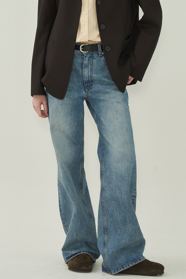 **빈티지 와이드 데님 - Light Blue**

산뜻한 라이트 블루 컬러의 빈티지 와이드 데님 팬츠입니다. 봄, 여름, 가을, 계절에 맞춰 일상에서 편안하게 착용하기 좋습니다. 넉넉한 와이드 핏으로 활동성을 높였으며, 뻣뻣한 데님 소재 특유의 질감이 빈티지한 무드를 더합니다. 은은한 빈티지 워싱 디테일이 돋보이며, 캐주얼, 미니멀, 레트로 스타일을 즐겨 입는 남녀 모두에게 잘 어울립니다. 기본적인 디자인으로 다양한 상의와 손쉽게 매치하여 개성 있는 스타일을 연출할 수 있습니다.
