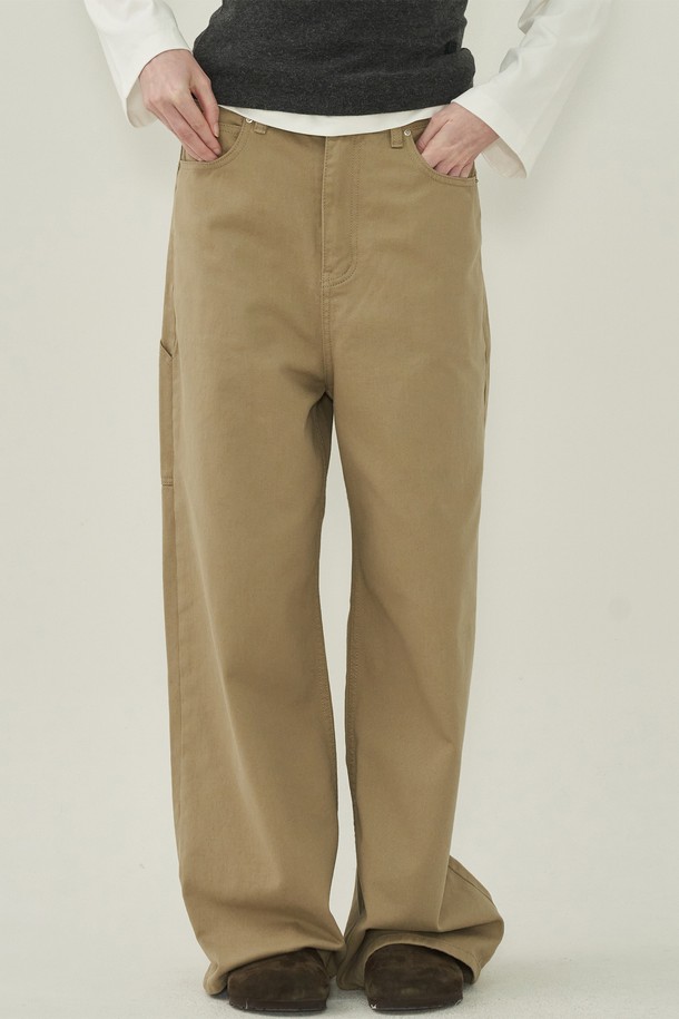 베이직하고 캐주얼한 무드의 남성용 사이드 버튼 코튼 팬츠입니다. 봄, 가을에 착용하기 좋은 두께감의 면 소재로 제작되었으며, 톤 다운된 베이지 컬러가 어떤 상의와도 쉽게 어울립니다. 와이드하고 루즈한 핏으로 편안한 착용감을 선사하며, 사이드 버튼 디테일이 포인트입니다. 일상복으로 활용하기 좋은 실용적인 아이템입니다.
