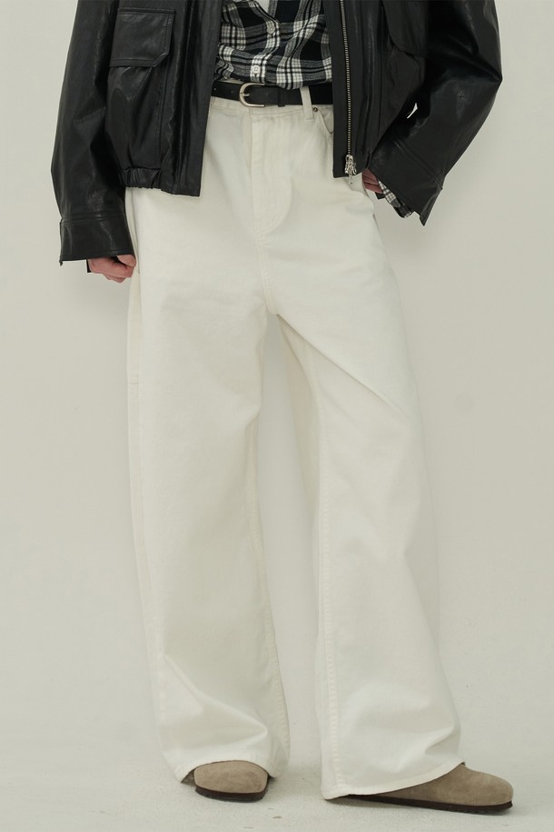 화사하고 시원한 느낌의 사이드 버튼 코튼 팬츠 - 화이트입니다. 베이직하고 캐주얼한 스타일로, 봄, 여름에 활용하기 좋은 긴 기장의 와이드 핏 바지입니다. 얇고 부드러운 면 소재로 제작되어 편안한 착용감을 선사하며, 루즈핏으로 활동성을 높였습니다. 사이드 버튼 디테일이 밋밋함을 덜어주어 스타일리시함을 더합니다. 일상복으로 편안하게 즐겨 입을 수 있는 여성용 팬츠입니다.
