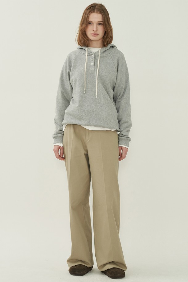 베이직 버튼 후디 스웻셔츠 - Gray는 부드러운 면 소재로 제작되어 편안한 착용감을 선사합니다. 캐주얼하고 미니멀한 스타일로, 일상에서 폭넓게 활용하기 좋습니다. 레귤러 핏에 긴소매, 후드 디자인으로 간절기부터 겨울까지 따뜻하게 입을 수 있습니다. 무지 패턴의 그레이 컬러로 다양한 하의와 매치하기 용이하며, 버튼 여밈 방식과 스트링 디테일로 포인트를 더했습니다.
