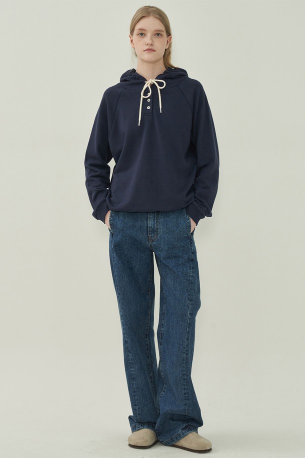 네이비 컬러의 베이직 버튼 후디 스웻셔츠입니다. 캐주얼, 미니멀, 클래식 스타일을 아우르는 디자인으로, 봄, 가을, 겨울 세 계절 모두 활용 가능합니다. 부드러운 면 소재로 제작되어 편안한 착용감을 선사하며, 레귤러 핏으로 어떤 스타일에도 잘 어울립니다. 후드 디자인과 버튼 디테일이 특징이며, 긴소매 기장으로 따뜻함을 더했습니다. 일상복으로 활용하기 좋은 실용적인 아이템입니다.
