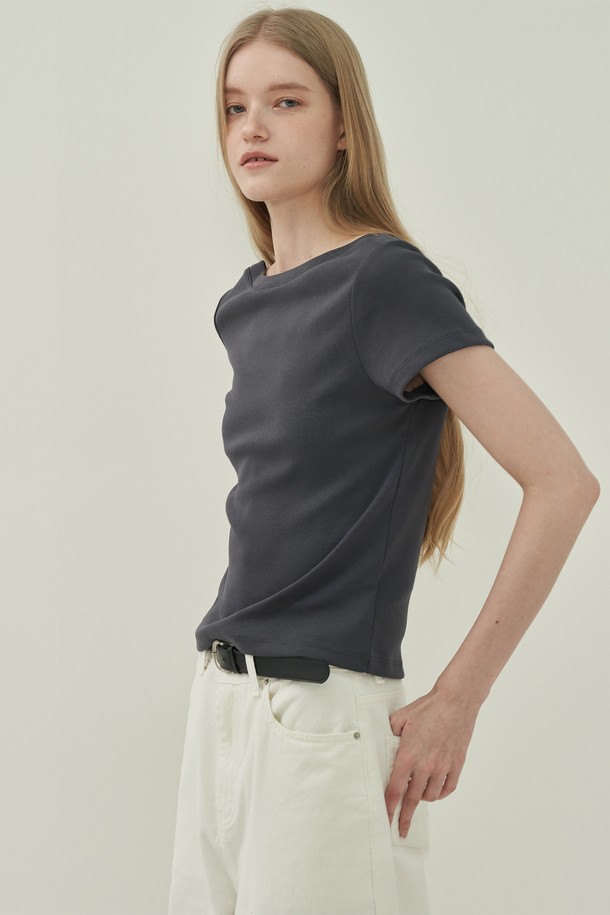 네이비 컬러의 여성 보트넥 티셔츠입니다. 봄, 여름 시즌에 적합하며, 베이직하고 미니멀한 스타일을 연출합니다. 레귤러 핏에 반소매 기장으로, 일상에서 편안하게 착용하기 좋습니다. 무지 디자인으로 다양한 하의와 매치하기 용이하며, 미니멀, 클래식, 캐주얼 스타일을 즐기는 분들께 추천합니다.
