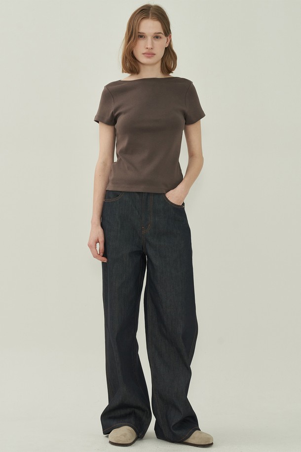 부드러운 면 소재로 제작되어 편안한 착용감을 선사하는 브라운 보트넥 티셔츠입니다. 슬림핏 디자인과 얇은 두께감으로 봄, 여름 시즌에 시원하게 착용하기 좋습니다. 미니멀하고 베이직한 디자인으로 데이트룩, 봄 소풍룩 등 다양한 스타일 연출이 가능합니다. 반소매 기장과 레귤러 기장으로 어떤 하의와도 잘 어울리며, 무지 패턴으로 깔끔함을 더했습니다. 클래식하고 캐주얼한 스타일을 즐기는 여성분들께 추천합니다.
