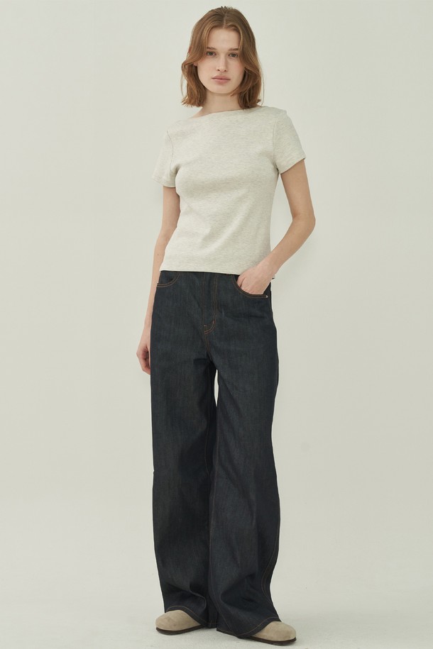 부드러운 면 소재의 보트넥 티셔츠입니다. 미니멀하고 베이직한 디자인으로, 봄, 여름 시즌에 활용하기 좋습니다. 레귤러 핏으로 편안하게 착용 가능하며, 얇은 두께감으로 시원하게 입을 수 있습니다. 오트밀 컬러로 어떤 스타일에도 잘 어울려 데일리룩으로 제격입니다. 반소매 디자인으로 활동성을 높였습니다.
