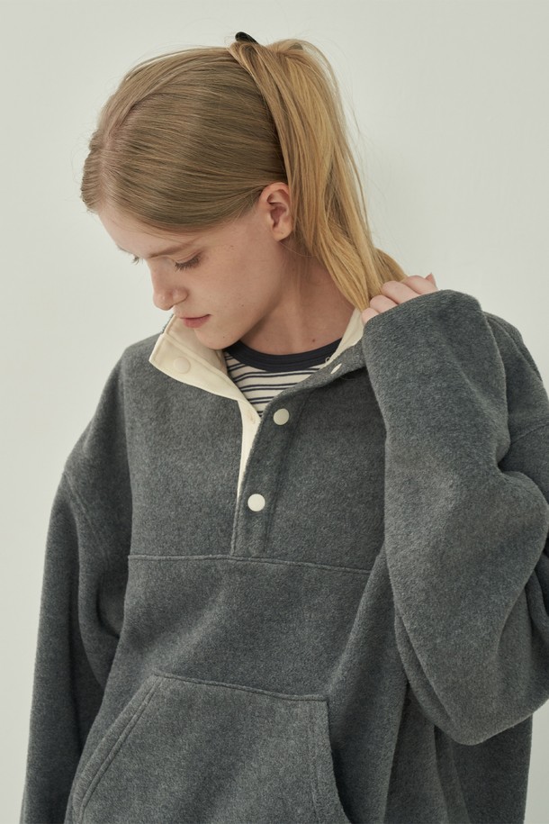 부드러운 플리스 소재의 버튼 풀오버 플리스입니다. 넉넉한 오버핏과 하이넥 디자인으로 편안함과 보온성을 동시에 제공합니다. 가을, 겨울철 일상에서 집콕룩으로 활용하기 좋으며, 캐주얼, 미니멀, 클래식 스타일을 모두 소화할 수 있습니다. 무지 그레이 컬러로 다양한 하의와 매치하기 용이하며, 버튼 디테일이 포인트로 더해졌습니다. 긴소매 기장과 두꺼운 두께감으로 따뜻하게 착용할 수 있습니다.
