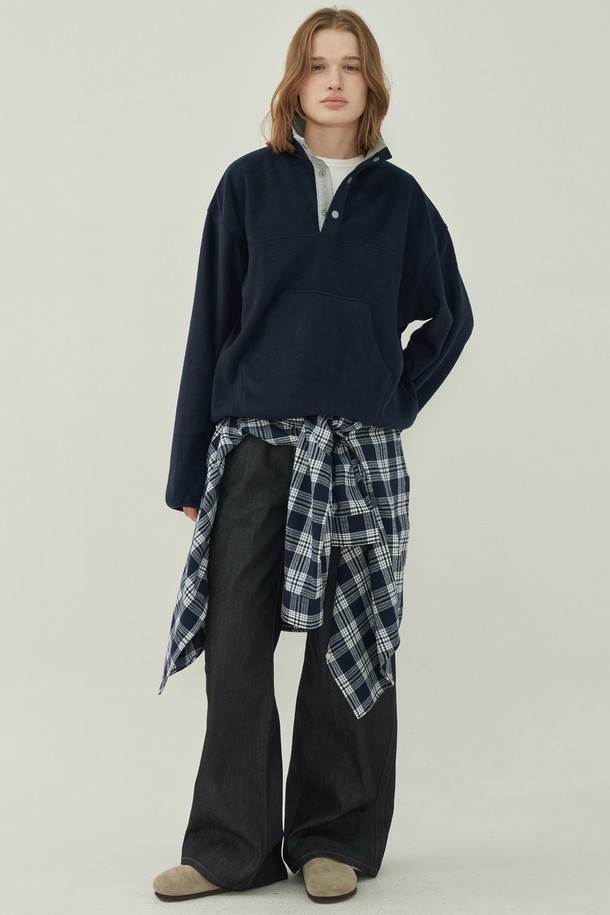 네이비 컬러의 버튼 풀오버 플리스는 여성들을 위한 데일리룩 아이템입니다. 부드러운 플리스 소재로 제작되어 가을, 겨울 시즌 따뜻하게 착용할 수 있으며, 오버핏 디자인과 하이넥, 하프 버튼 디테일이 특징입니다. 캐주얼, 미니멀, 클래식 스타일을 모두 아우르며 산책룩 또는 집콕룩으로 편안하게 연출하기 좋습니다. 무지 디자인으로 어떤 스타일에도 쉽게 매치할 수 있는 베이직한 아이템입니다.
