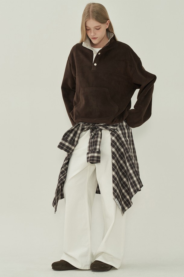 부드러운 플리스 소재의 여성 버튼 풀오버입니다. 톤 다운된 브라운 컬러로 가을, 겨울 시즌에 따뜻하고 포근한 느낌을 줍니다. 하이넥 디자인과 루즈핏으로 편안한 착용감을 선사하며, 캐주얼 및 베이직 스타일 연출에 용이합니다. 하프 버튼 디테일이 포인트이며, 산책룩이나 집콕룩 등 다양한 TPO에 활용 가능합니다. 무지 디자인에 긴 소매 기장으로 활용도를 높여줍니다.
