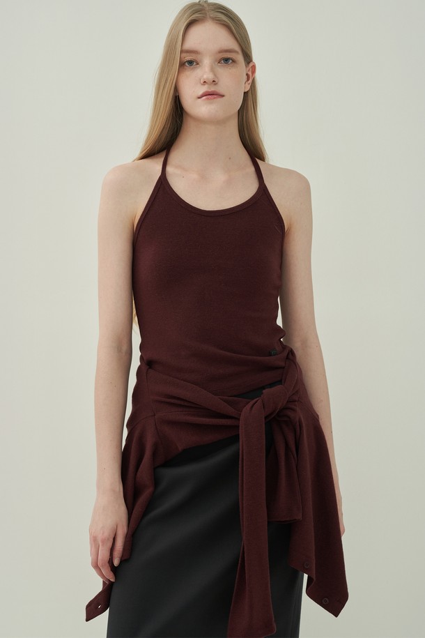 소프트 홀터 가디건세트 - 버건디는 여성 의류 상의로, 봄, 가을에 어울리는 니트 소재의 레귤러핏 가디건 세트입니다. 홀터넥 디자인과 긴 소매 기장으로 세련된 분위기를 연출하며, 부드러운 촉감과 얇은 두께감으로 편안하게 착용할 수 있습니다. 무지 디자인에 버건디 컬러가 더해져 미니멀, 클래식, 로맨틱 스타일을 모두 소화하며, 데이트룩, 모임룩 등 다양한 TPO에 활용 가능합니다. 세트 아이템으로 스타일링의 완성도를 높여줍니다.
