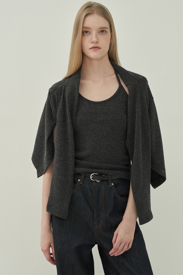 세련된 스타일을 연출해 줄 소프트 홀터 가디건 세트 - 차콜입니다. 부드러운 니트 소재로 제작되어 편안한 착용감을 선사하며, 봄, 가을 간절기에 활용하기 좋습니다. 레귤러 핏의 긴 소매 가디건과 홀터넥 디자인이 세련된 조화를 이루며, 버튼 디테일로 포인트를 더했습니다. 미니멀하고 베이직한 디자인으로 데이트룩, 모임룩 등 다양한 TPO에 매치하기 좋습니다. 차분한 차콜 컬러는 어떤 스타일에도 잘 어울려 활용도가 높습니다.
