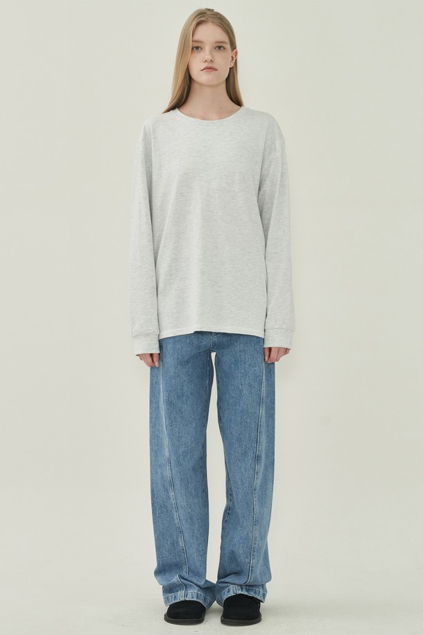 "어스 롱 티셔츠 - 멜란지"는 부드러운 면 소재로 제작되어 편안한 착용감을 선사하는 여성용 티셔츠입니다. 멜란지 그레이 컬러의 무지 디자인으로, 베이직하면서도 캐주얼한 스타일을 연출합니다. 롱 기장에 긴 소매, 루즈핏으로 제작되어 여유로운 핏을 즐길 수 있으며, 라운드넥 디자인으로 편안하게 착용 가능합니다. 봄, 가을 시즌에 산책룩, 집콕룩 등 다양한 TPO에 활용하기 좋으며, 캐주얼, 미니멀, 클래식 스타일을 선호하는 분들께 추천합니다.
