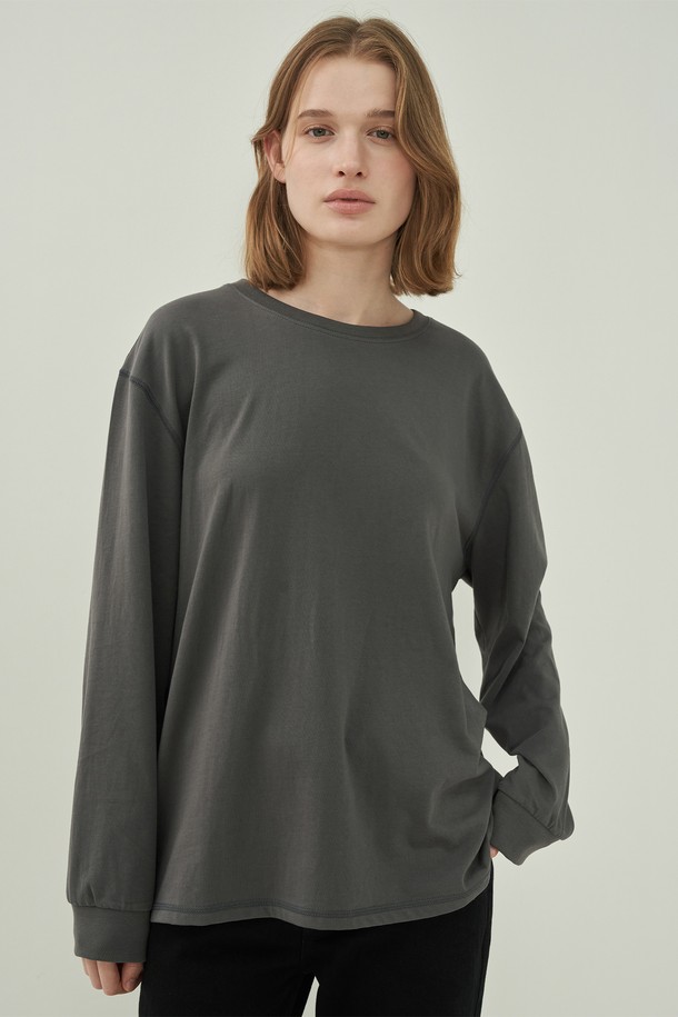 **어스 롱 티셔츠 - Charcoal**는 여성용 상의로, 미니멀하고 베이직한 스타일을 추구하는 분들에게 적합합니다. 롱 기장의 루즈핏 디자인에 긴소매가 편안함을 더하며, 차콜 컬러와 무지 패턴으로 어떤 하의와도 쉽게 매치할 수 있습니다. 부드러운 면 소재로 제작되어 봄, 가을 산책룩에 활용하기 좋으며, 라운드넥 디자인으로 편안한 착용감을 선사합니다.
