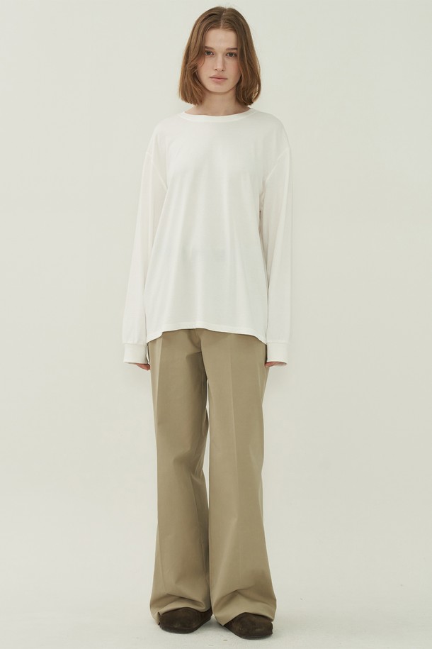 어스 롱 티셔츠 - White는 부드러운 면 소재로 제작되어 편안한 착용감을 선사합니다. 얇은 두께감과 레귤러핏 디자인으로 봄, 여름, 가을에 활용하기 좋으며, 라운드넥과 긴 소매가 특징입니다. 무지 디자인의 화이트 컬러는 어떤 스타일에도 잘 어울리며, 캐주얼, 미니멀, 클래식 무드를 연출합니다. 산책룩, 집콕룩 등 다양한 TPO에 맞춰 활용할 수 있는 데일리 아이템입니다.
