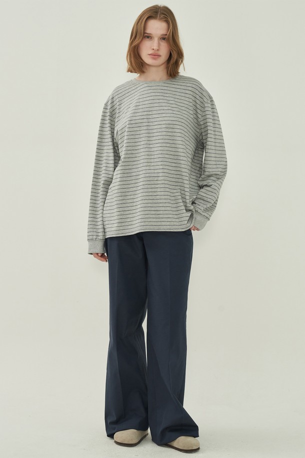 어스 스트라이프 롱 티셔츠 - Gray는 베이직하고 캐주얼한 스타일의 여성용 티셔츠입니다. 부드러운 면 소재로 제작되어 편안한 착용감을 선사하며, 봄, 가을에 산책룩으로 활용하기 좋습니다. 롱 기장에 긴 소매, 라운드넥 디자인과 레귤러핏으로 제작되었으며, 얇은 두께감의 그레이 컬러 스트라이프 패턴이 특징입니다. 미니멀하고 클래식한 무드를 연출하여 다양한 스타일링에 활용하기 좋습니다.
