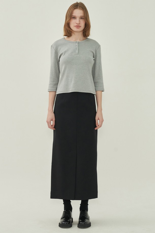 미니멀한 디자인이 돋보이는 헨리넥 슬림 티셔츠입니다. 부드러운 면 소재로 제작되어 봄, 여름, 가을 시즌에 편안하게 착용할 수 있습니다. 슬림핏으로 여성스러운 실루엣을 연출하며, 5부 소매 기장으로 활동성을 높였습니다. 베이직하고 미니멀한 스타일로 데이트룩, 출근룩 등 다양한 TPO에 활용 가능합니다. 그레이 컬러에 버튼 디테일이 더해져 포인트를 줍니다.
