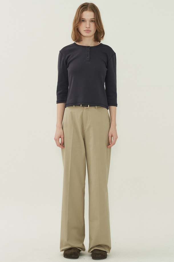 네이비 컬러의 헨리넥 슬림 티셔츠입니다. 부드러운 면 소재로 제작되어 편안한 착용감을 제공하며, 봄, 여름, 가을 계절에 활용하기 좋습니다. 7부 소매 기장과 얇은 두께감으로 가볍게 입기 좋고, 베이직하고 캐주얼한 스타일을 연출할 수 있습니다. 슬림핏 디자인으로 깔끔한 실루엣을 강조하며, 헨리넥 디테일이 포인트입니다. 일상에서 편안하게 즐겨 입을 수 있는 미니멀한 디자인의 티셔츠입니다.
