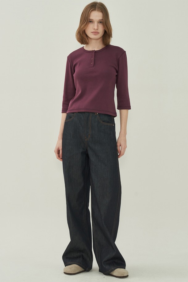 버건디 컬러의 헨리넥 슬림 티셔츠입니다. 부드러운 면 소재로 제작되어 봄, 가을에 편안하게 착용하기 좋습니다. 5부 소매 기장과 슬림핏 디자인으로 여성스러운 실루엣을 연출합니다. 베이직한 스타일에 미니멀, 클래식, 캐주얼 스타일을 더하여 다양한 룩에 활용할 수 있습니다. 얇은 두께감으로 간절기 레이어드 아이템으로도 적합합니다.
