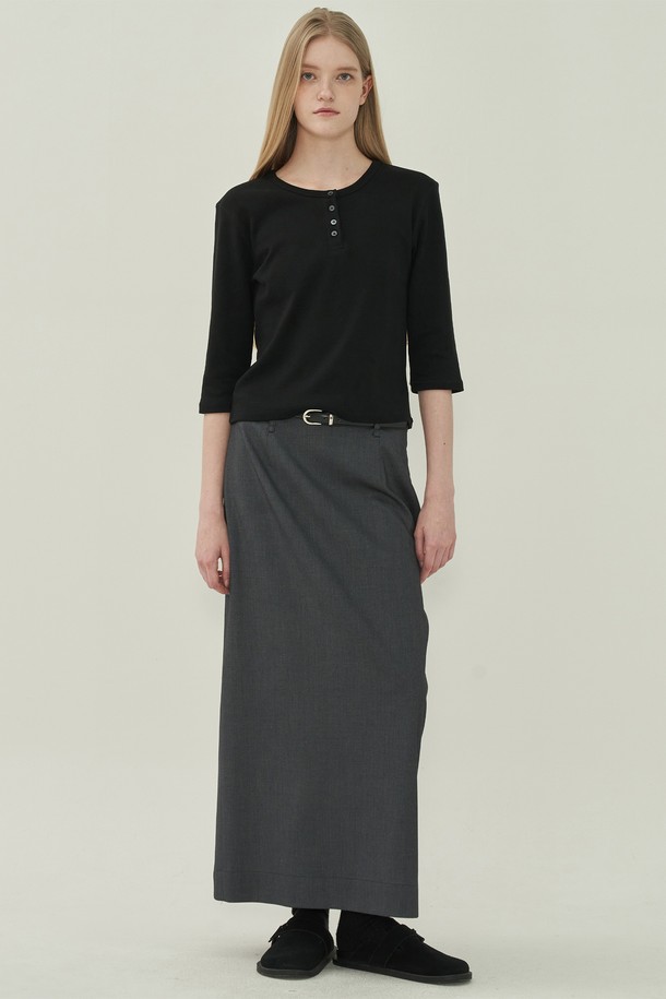 블랙 컬러의 헨리넥 슬림 티셔츠입니다. 부드러운 면 소재로 제작되어 편안한 착용감을 선사하며, 봄, 여름, 가을 시즌에 활용하기 좋습니다. 베이직하고 미니멀한 디자인으로 다양한 스타일 연출이 용이하며, 슬림핏으로 여성스러운 실루엣을 강조합니다. 얇은 두께감과 반소매 기장으로 답답함 없이 시원하게 착용할 수 있으며, 헨리넥과 버튼 디테일이 포인트입니다. 일상에서 편안하게 즐겨 입을 수 있는 기본 아이템입니다.
