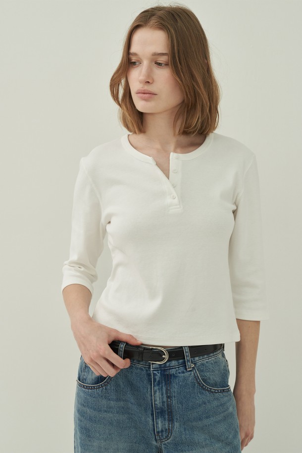 깔끔하고 시원한 헨리넥 디자인의 여성 슬림핏 티셔츠입니다. 부드러운 면 소재로 제작되어 편안한 착용감을 선사하며, 봄, 여름철 데이트룩이나 소풍룩에 제격입니다. 베이직하면서도 캐주얼한 스타일로 미니멀, 클래식 룩 연출에도 활용하기 좋습니다. 얇은 두께감과 반소매 기장으로 답답함 없이 시원하게 즐길 수 있으며, 화이트 컬러는 어떤 하의와도 잘 어울려 활용도가 높습니다. 슬림핏으로 여성스러운 실루엣을 강조해줍니다.
