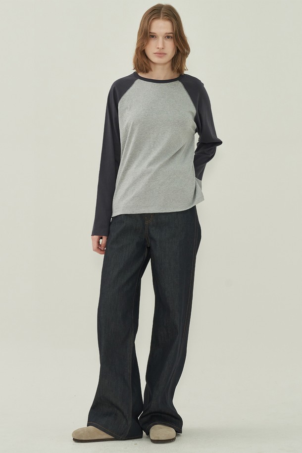 네이비와 그레이 컬러 배색이 돋보이는 래글런 스티치 티셔츠입니다. 부드러운 면 소재로 제작되어 편안한 착용감을 선사하며, 봄, 가을에 활용하기 좋습니다. 래글런 소매 디자인과 라운드넥으로 캐주얼하고 베이직한 스타일을 연출합니다. 일상생활은 물론, 출근룩이나 산책룩으로도 손색없는 활용도를 자랑합니다. 레귤러핏으로 제작되어 누구나 부담 없이 즐겨 입을 수 있습니다.
