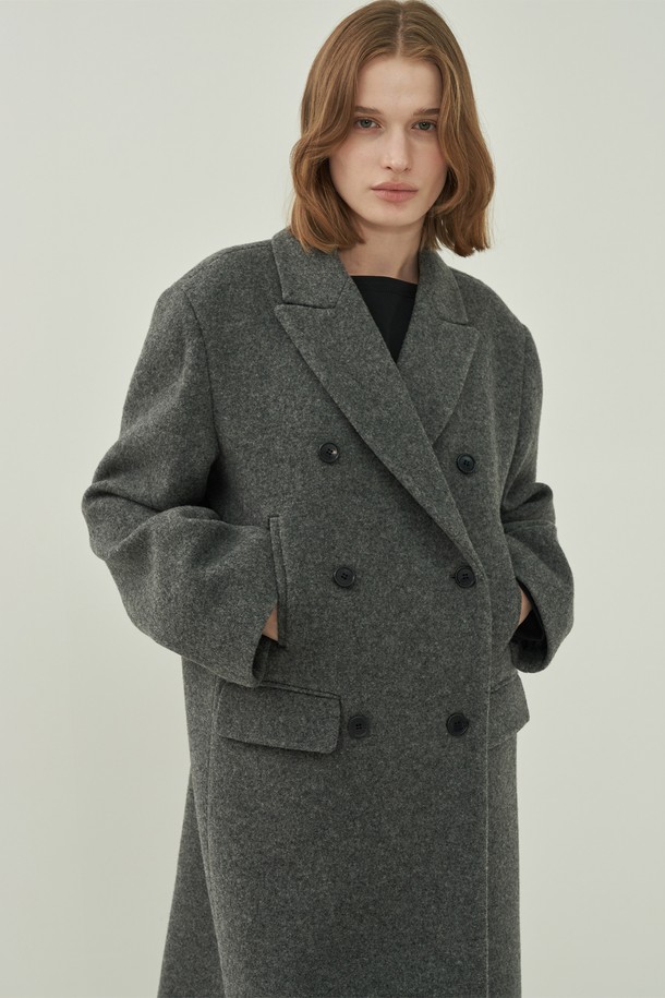 세련된 무드의 울 더블 롱 코트 - Gray를 소개합니다. 여성스러운 실루엣을 연출하는 오버핏 디자인으로, 가을과 겨울에 따뜻하게 착용하기 좋습니다. 미니멀하고 클래식한 스타일을 선호하는 분들께 추천하며, 오피스룩, 출근룩, 모임룩 등 다양한 TPO에 활용할 수 있습니다. 부드러운 울 소재와 두꺼운 두께감으로 포근함을 더하고, 롱 기장과 더블 버튼, 포켓 디테일이 돋보입니다. 시크하고 세련된 스타일을 완성해 보세요.
