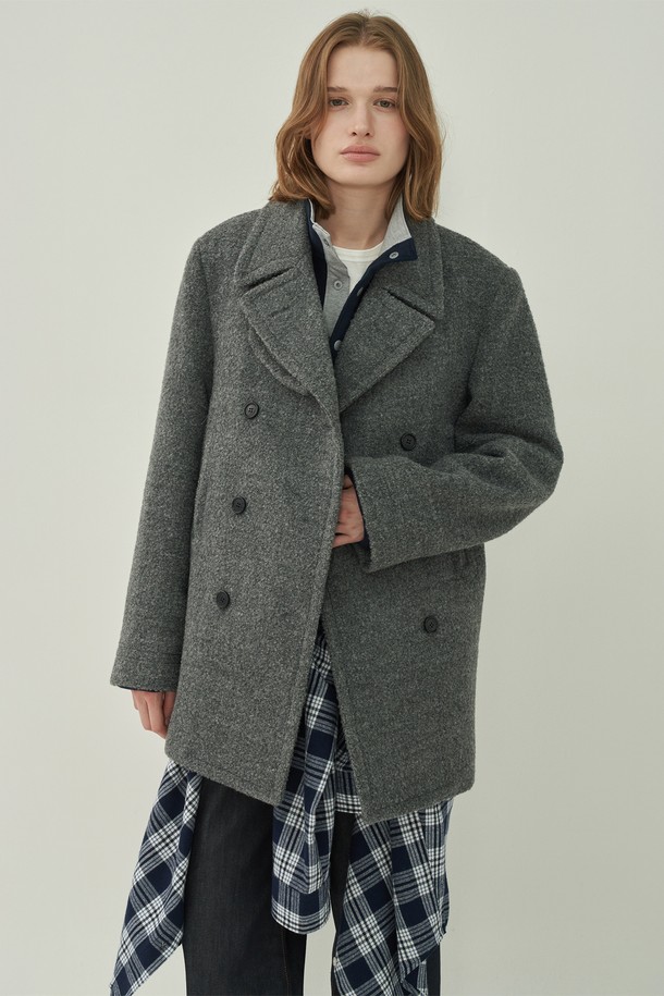 세련된 무드의 울 더블 피코트입니다. 부드러운 울 소재와 두꺼운 두께감으로 가을, 겨울 시즌 따뜻하게 착용할 수 있습니다. 클래식하고 미니멀한 디자인에 그레이 컬러가 더해져 어떤 룩에도 시크하게 매치하기 좋습니다. 오피스룩, 출근룩은 물론 모임룩까지, 다양한 TPO에 활용할 수 있으며 레귤러핏으로 편안한 착용감을 선사합니다. 더블 버튼 디자인과 긴 소매 기장이 특징인 여성 아우터입니다.
