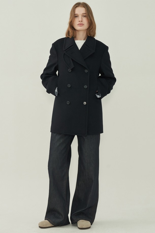 세련된 블랙 컬러의 울 더블 피코트입니다. 가을과 겨울, 쌀쌀한 날씨에 따뜻하게 몸을 감싸줍니다. 클래식하고 미니멀한 디자인으로 오피스룩, 출근룩, 모임룩 등 다양한 TPO에 활용 가능합니다. 레귤러 핏에 두꺼운 울 소재로 제작되어 부드러운 촉감과 뛰어난 보온성을 제공합니다. 칼라 디테일과 더블 버튼 여밈으로 돋보이는 스타일을 연출해보세요.
