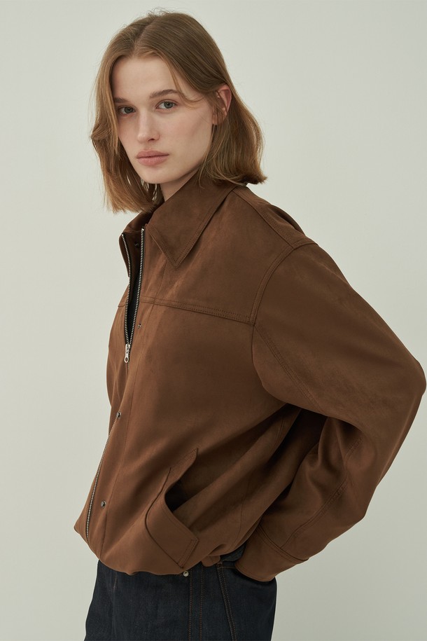 부드러운 스웨이드 소재와 따뜻한 카멜 베이지 컬러가 돋보이는 스웨이드 투웨이 블루종입니다. 캐주얼, 클래식, 미니멀 스타일을 모두 아우르는 베이직한 디자인으로, 가을, 겨울철 데일리룩과 출근룩, 모임룩에 활용하기 좋습니다. 레귤러핏으로 편안한 착용감을 선사하며, 투웨이 집업 디자인으로 다양한 스타일 연출이 가능합니다. 두꺼운 두께감으로 보온성을 높였으며, 긴 소매 기장으로 안정감을 더했습니다.
