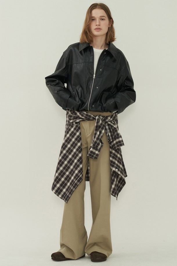 블랙 레더 투웨이 블루종은 여성 고객을 위한 캐주얼 스타일의 아우터입니다. 봄, 가을에 착용하기 좋으며, 무지 패턴의 오버핏 크롭 기장으로 디자인되었습니다. 뻣뻣한 촉감의 가죽 및 합성가죽 소재로 제작되었으며, 두꺼운 두께감으로 보온성을 높였습니다. 긴 소매와 투웨이 지퍼 디테일이 특징이며, 다양한 스타일 연출에 용이합니다.
