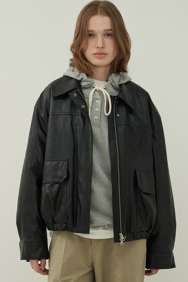 클래식한 매력의 블랙 컬러 포켓 레더 퀄팅 점퍼입니다. 가을과 겨울, 두 계절 모두 착용 가능한 두꺼운 두께감의 레더 소재로 제작되어 뻣뻣한 촉감이 특징입니다. 오버핏 디자인으로 편안한 착용감을 선사하며, 집업 스타일로 간편하게 여밀 수 있습니다. 출근룩과 모임룩 모두에 잘 어울리는 클래식, 미니멀, 시크 스타일을 연출해보세요. 퀄팅 디테일과 포켓 디자인이 돋보이는 여성용 아우터입니다.
