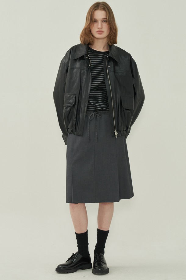 **플리츠 미디 스커트 - 그레이**는 여성용 스커트로, 베이직하고 캐주얼한 스타일을 연출하기 좋습니다. 봄, 가을, 겨울 세 계절에 걸쳐 활용 가능하며, 일상, 출근룩, 모임룩 등 다양한 TPO에 적합합니다. 부드러운 촉감의 폴리에스테르 소재로 제작되었으며, 허리 밴딩과 허리끈 디테일이 편안한 착용감을 선사합니다. 플리츠 디자인과 미디 기장, 레귤러 핏으로 캐주얼, 미니멀, 클래식 스타일을 모두 소화할 수 있습니다. 무지 패턴의 그레이 컬러로 다양한 상의와 손쉽게 매치하여 활용도 높은 코디를 완성해보세요.
