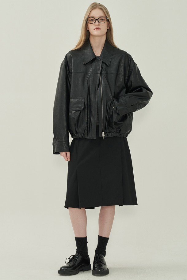 블랙 색상의 플리츠 미디 스커트입니다. 얇은 두께감의 폴리에스테르 소재로 제작되어 부드러운 촉감을 선사하며, 봄, 가을 시즌에 활용하기 좋습니다. 밴딩 처리된 레귤러핏으로 편안하게 착용 가능하며, 미니멀하고 클래식한 스타일을 연출합니다. 무지 디자인과 플리츠 디테일이 돋보이며, 오피스룩, 출근룩, 모임룩 등 다양한 TPO에 활용할 수 있습니다. 
