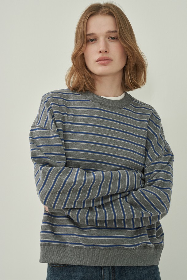 스트라이프 패턴의 스티치 스웻셔츠 - Stripe Gray입니다. 남녀 공용으로 제작되어 캐주얼하고 베이직한 스타일을 연출하기 좋습니다. 부드러운 면 소재로 제작되어 편안한 착용감을 제공하며, 봄, 가을에 적합합니다. 라운드넥과 루즈핏 디자인으로 편안함을 더하고, 긴소매 기장과 레귤러 기장으로 깔끔한 실루엣을 완성합니다. 그레이 컬러 바탕에 스트라이프 패턴과 스티치 디테일이 포인트로 들어가 미니멀한 무드를 더합니다.
