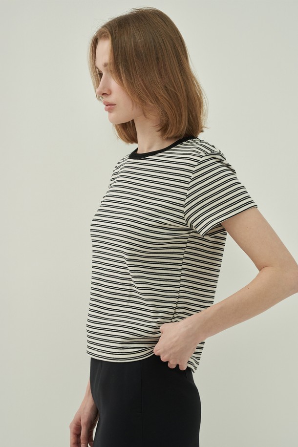 **더블넥 코튼 티셔츠 - 스트라이프 아이보리**

부드러운 면 소재로 제작되어 편안한 착용감을 선사하는 더블넥 티셔츠입니다. 아이보리 바탕에 시원한 스트라이프 패턴이 더해져 캐주얼하면서도 미니멀한 스타일을 연출합니다. 얇은 두께감으로 봄, 여름 시즌에 시원하게 입을 수 있으며, 레귤러핏으로 누구나 부담없이 착용하기 좋습니다. 더블넥 디자인과 소매 리브 디테일이 포인트이며, 여성스러운 실루엣을 강조합니다. 블랙 컬러도 함께 출시되어 취향에 따라 선택 가능합니다.
