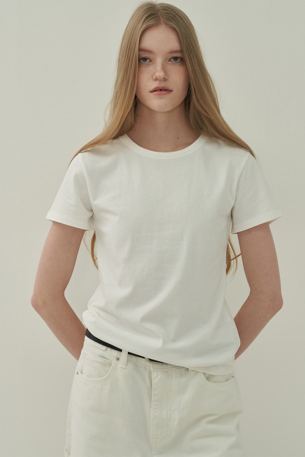 더블넥 디자인이 돋보이는 화이트 컬러의 여성 코튼 티셔츠입니다. 부드러운 촉감의 면 소재로 제작되어 봄, 여름 시즌에 시원하고 편안하게 착용하기 좋습니다. 미니멀하고 베이직한 디자인으로 데이트룩, 출근룩 등 다양한 TPO에 활용 가능하며, 레귤러핏과 라운드넥으로 편안한 착용감을 선사합니다. 깔끔한 무지 디자인에 더블넥 디테일로 포인트를 더해 미니멀, 클래식, 캐주얼 등 다양한 스타일을 연출할 수 있습니다. 얇은 두께감과 반소매 기장으로 답답함 없이 시원하게 즐기세요.
