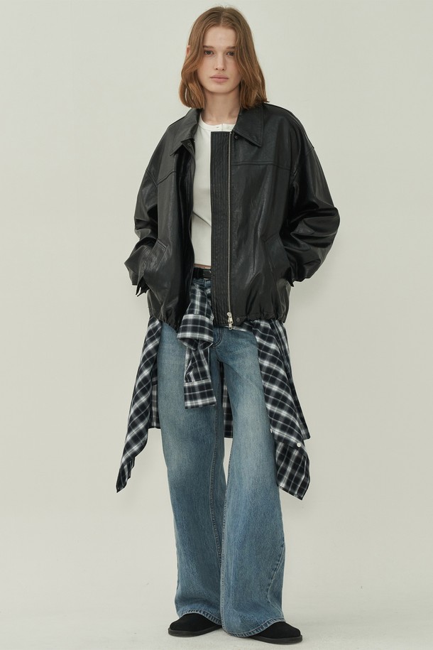 세련된 무드의 레더 스트링 블루종 - 블랙입니다. 부드러운 인조가죽 소재로 제작되어 편안한 착용감을 선사하며, 크롭 기장과 레귤러핏으로 트렌디한 실루엣을 연출합니다. 캐주얼, 스트릿 스타일을 즐겨 입는 여성분들에게 추천하며, 데이트룩, 모임룩 등 다양한 TPO에 활용 가능합니다. 집업 방식에 스트링 디테일로 포인트를 주어 개성 있는 스타일을 완성해보세요. 봄, 가을 시즌에 활용하기 좋은 두께감으로, 지금 바로 만나보세요.
