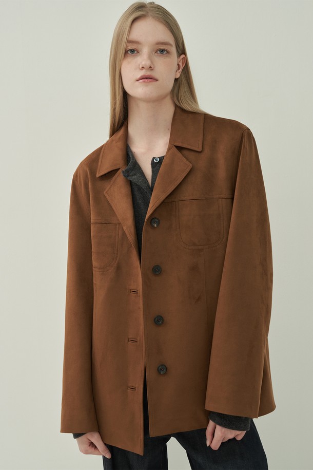 카멜 베이지 컬러의 스웨이드 소재 여성 클래식 재킷입니다. 가을, 겨울 시즌에 어울리는 두꺼운 두께감과 부드러운 촉감이 특징입니다. 레귤러 핏에 긴 소매, 노치드 라펠 디테일이 돋보이는 디자인으로, 버튼 여밈 방식의 클래식한 무드를 선사합니다. 오피스룩, 출근룩, 모임룩 등 다양한 TPO에 활용 가능한 미니멀하고 시크한 스타일을 연출해보세요.
