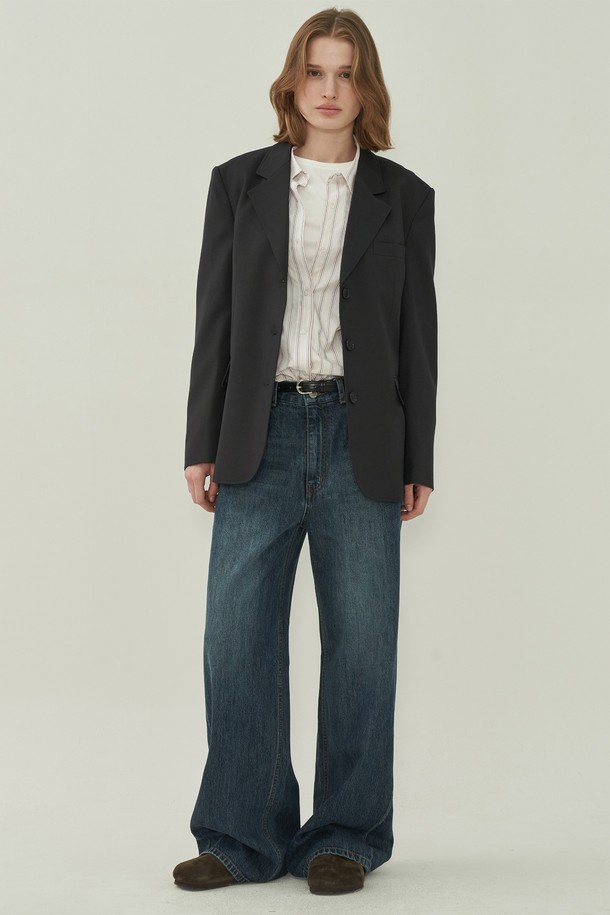 에센셜 3버튼 재킷 - Dark Gray는 여성 고객을 위한 베이직하고 클래식한 스타일의 자켓입니다. 

일상, 오피스룩, 비즈니스 캐주얼, 출근룩 등 다양한 TPO에 활용 가능하며, 봄, 가을에 적합합니다. 

부드러운 폴리에스테르 소재로 제작되어 편안한 착용감을 선사하며, 레귤러 핏과 3버튼 여밈 방식으로 디자인되었습니다. 

다크 그레이 컬러의 무지 패턴과 테일러드 코트 타입의 디자인은 미니멀하면서도 세련된 분위기를 연출합니다. 

긴 소매 기장의 레귤러 기장으로, 클래식한 디자인과 에센셜 라인이 조화를 이루어, 활용도 높은 아이템입니다.
