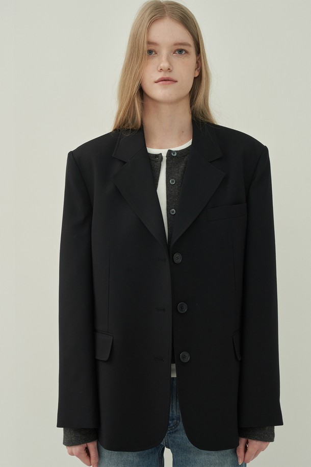 에센셜 3버튼 재킷 - Black은 여성의 세련된 스타일을 완성하는 데 필수적인 아이템입니다. 봄, 가을 시즌에 적합하며, 울 소재로 제작되어 두꺼운 두께감과 뻣뻣한 촉감을 선사합니다. 미니멀하고 베이직한 디자인으로 오피스룩, 출근룩, 모임룩 등 다양한 TPO에 활용 가능합니다. 테일러드 코트 타입에 3버튼 디테일이 더해져 클래식하고 시크한 무드를 연출하며, 레귤러핏으로 편안하게 착용할 수 있습니다. 블랙 컬러의 크롭 기장 긴소매 자켓으로, 어떤 옷에도 쉽게 매치하여 스타일리시한 룩을 연출해보세요.
