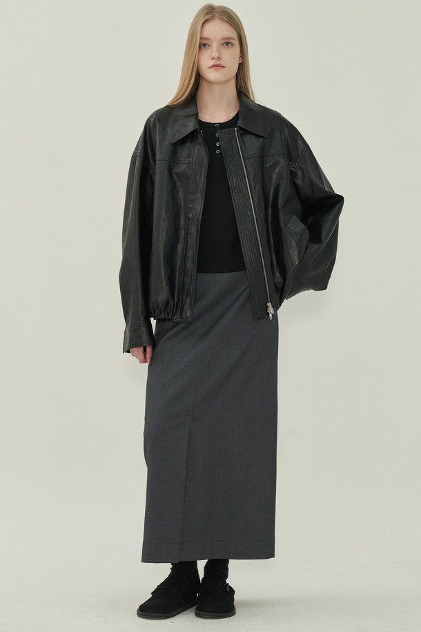 에센셜 슬릿 롱 스커트 - Gray는 미니멀하고 베이직한 스타일의 여성 롱 스커트입니다. H라인 핏으로 레귤러핏을 제공하며, 출근룩에 적합합니다. 사계절 모두 착용 가능하며, 무지 디자인이 특징입니다. 에센셜 라인으로, 슬릿 디테일이 돋보이는 모던한 디자인입니다.
