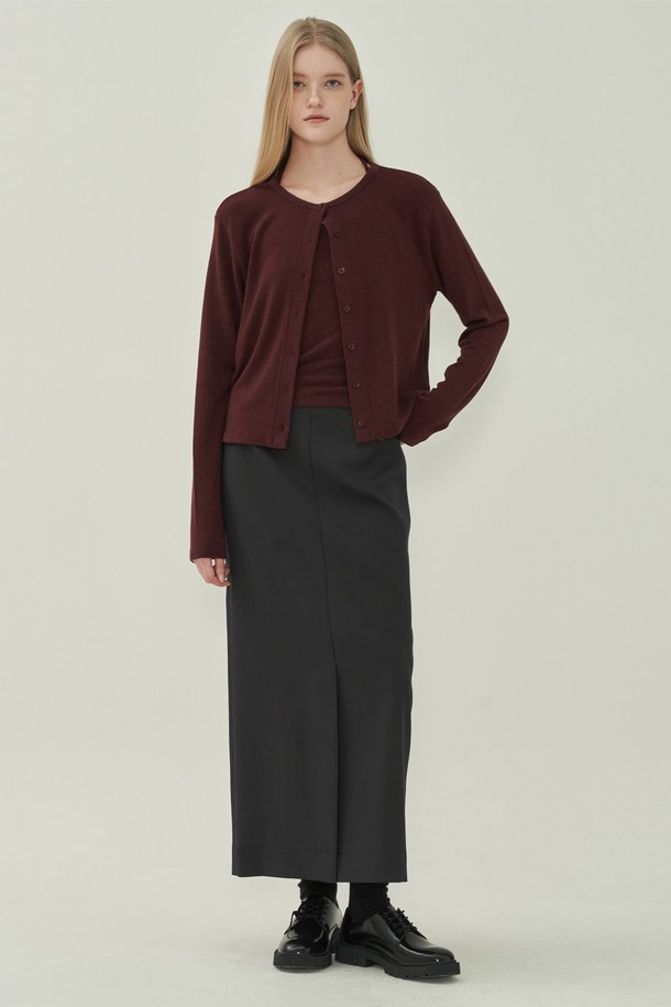 다크 그레이 컬러의 에센셜 슬릿 롱 스커트입니다. 울 소재로 제작되어 부드러운 촉감과 두꺼운 두께감으로 가을, 겨울 시즌에 따뜻하게 착용할 수 있습니다. H라인 핏과 무지 디자인으로 미니멀하고 베이직한 스타일을 연출하며, 레귤러핏으로 편안하게 착용 가능합니다. 오피스룩, 출근룩, 모임룩 등 다양한 TPO에 활용할 수 있으며, 슬릿 디테일이 은은한 포인트를 더합니다.
