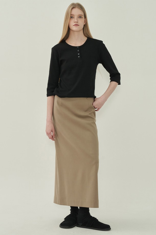 베이직한 디자인으로 데일리하게 즐겨 입기 좋은 에센셜 슬릿 롱 스커트입니다. 부드러운 촉감의 폴리에스테르 소재로 제작되어 편안한 착용감을 선사합니다. H라인 핏과 롱 기장으로 다리가 길어 보이는 효과를 주며, 베이지 컬러가 어떤 상의와도 쉽게 매치되어 활용도가 높습니다. 앞 슬릿 디테일이 은은한 포인트를 더해 시크하고 세련된 스타일을 연출하며, 출근룩, 오피스룩, 모임룩 등 다양한 TPO에 활용 가능합니다. 미니멀, 클래식, 시크 스타일을 즐겨 입는 여성분들께 추천합니다.
