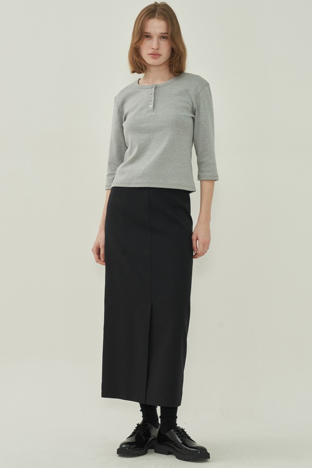 에센셜 슬릿 롱 스커트 - Black는 여성용으로, 미니멀하고 베이직한 스타일을 추구하는 분들을 위한 아이템입니다. 사계절 내내 활용 가능하며, H라인 핏과 사이드 슬릿 디자인으로 세련된 실루엣을 연출합니다. 무지 디자인의 블랙 컬러로, 출근룩, 오피스룩, 모임룩 등 다양한 TPO에 활용하기 좋습니다. 클래식하고 시크한 스타일을 완성하는 데 적합한 롱 스커트입니다.
