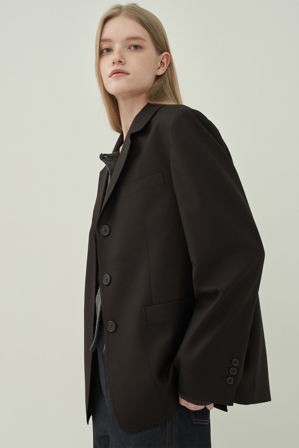 프렌치 클래식 재킷 - Brown은 울 소재의 두꺼운 브라운 컬러 자켓입니다. 여성용으로, 봄, 가을에 착용하기 좋으며, 일상, 오피스룩, 출근룩, 모임룩 등 다양한 TPO에 어울립니다. 클래식, 미니멀, 시크 스타일을 연출하기 좋으며, 오버핏 싱글 버튼 디자인에 숄더 패드가 더해져 세련된 느낌을 줍니다. 테일러드 코트 타입으로, 긴 소매와 뻣뻣한 촉감이 특징입니다.
