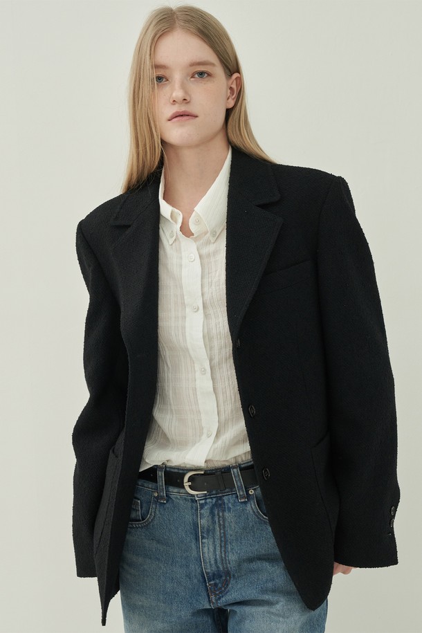 블랙 컬러의 프렌치 트위드 재킷입니다. 울 소재에 두꺼운 두께감으로 제작되어, 봄, 가을 시즌에 착용하기 좋습니다. 테일러드 코트 타입에 레귤러 핏으로 클래식하고 미니멀한 스타일을 연출합니다. 숄더 패드가 내장되어 있으며, 싱글 버튼 여밈 방식과 긴 소매 기장으로 세련된 디자인을 완성합니다. 오피스룩, 모임룩, 소개팅룩 등 다양한 TPO에 시크하게 매치할 수 있습니다.
