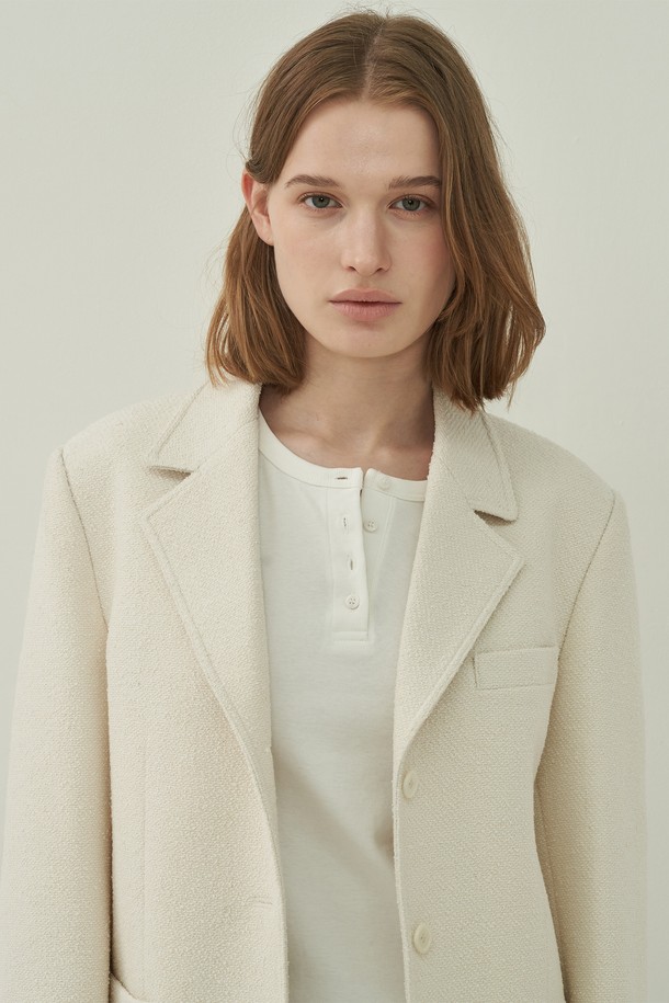 아이보리 컬러의 프렌치 트위드 재킷입니다. 여성 의류로, 봄과 가을에 착용하기 좋습니다. 클래식하고 엘레강스한 스타일을 연출하며, 레귤러 핏과 싱글 버튼 여밈으로 세련된 실루엣을 강조합니다. 두꺼운 트위드 소재로 제작되어 뻣뻣한 촉감을 주며, 오피스룩, 모임룩, 데이트룩 등 다양한 TPO에 활용 가능합니다. 미니멀하면서도 클래식한 스타일을 선호하는 분들께 추천합니다.
